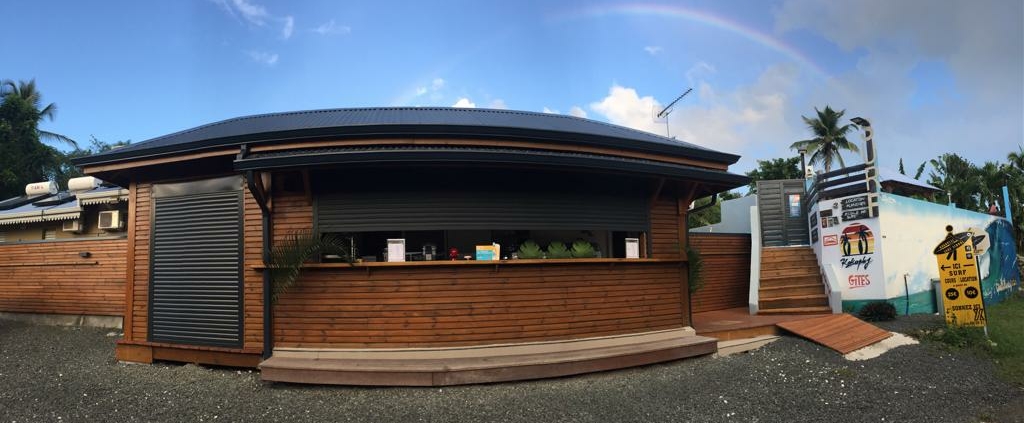 Entrée des gîtes Kokoplaj piscine et spa, équipée d’un parking privé et d’un bar café à smoothies